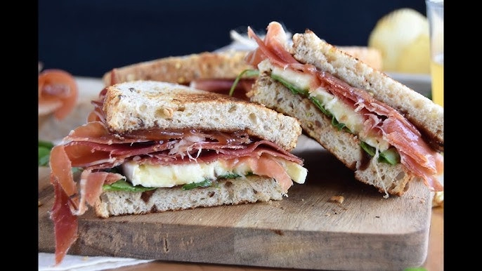 CLUB SANDWICH DE JAMÓN SERRANO CON GUARNICIÓN