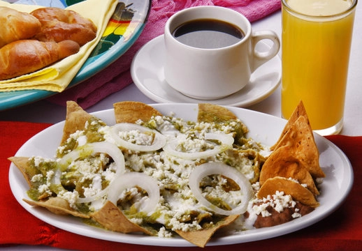 CHILAQUILES ROJOS (CON TÉ, JUGO O CAFÉ)