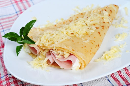 CREPA DE QUESO MANCHEGO CON JAMÓN DE PAVO