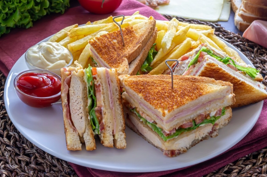 CLUB SANDWICH DE JAMÓN DE PAVO CON GUARNICIÓN